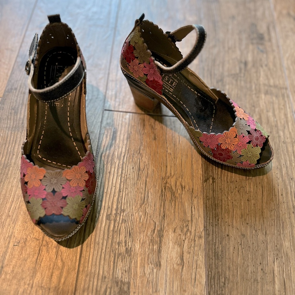 L’Artiste by Spring Step. Worn once. Smoke free home.